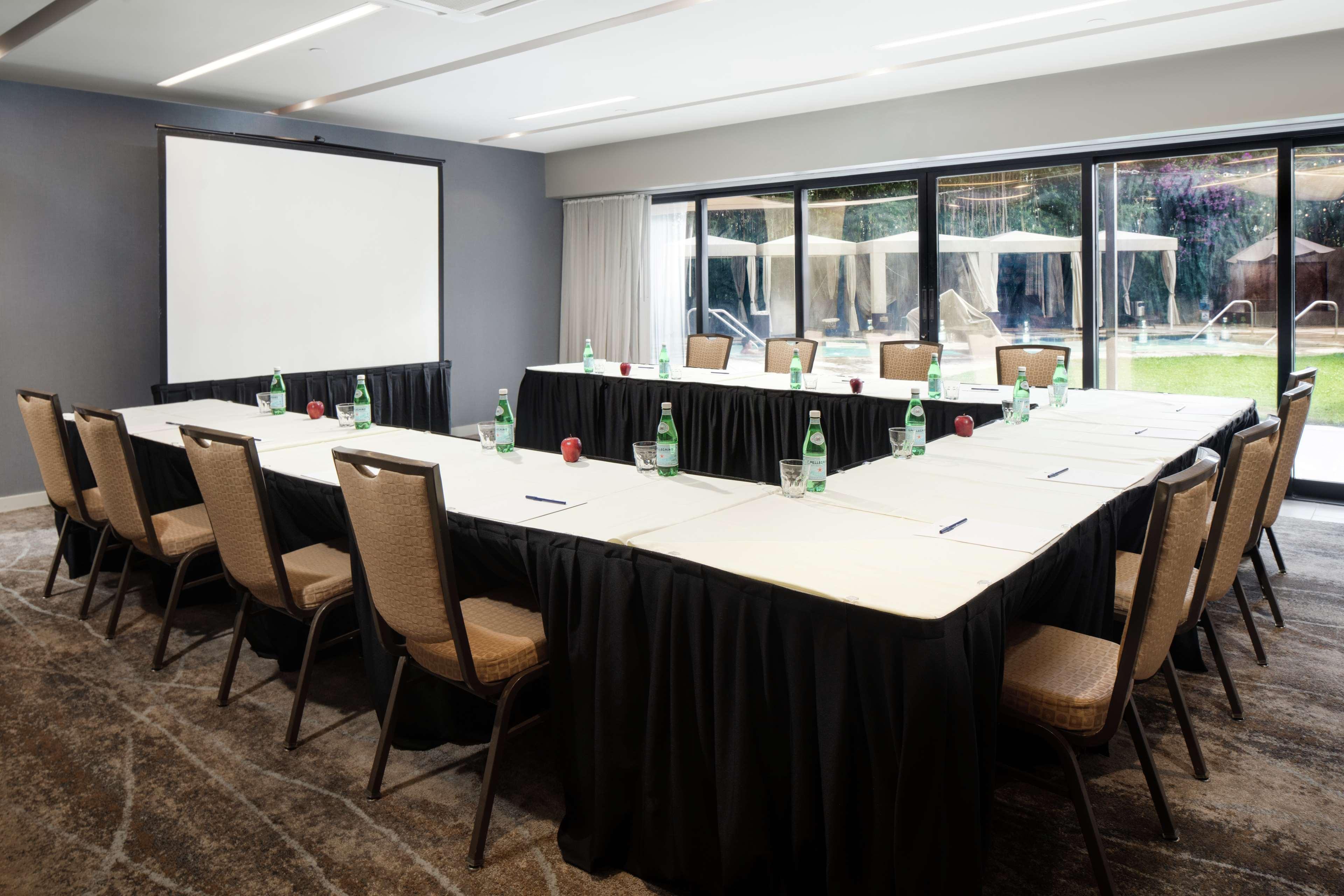 Отель Doubletree By Hilton Monrovia - Pasadena Area Экстерьер фото