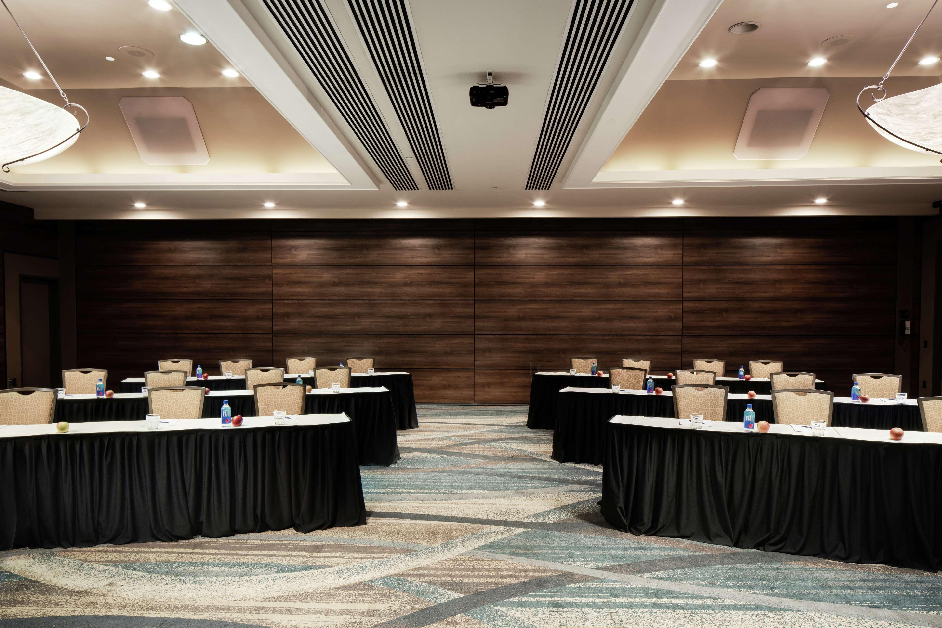 Отель Doubletree By Hilton Monrovia - Pasadena Area Экстерьер фото