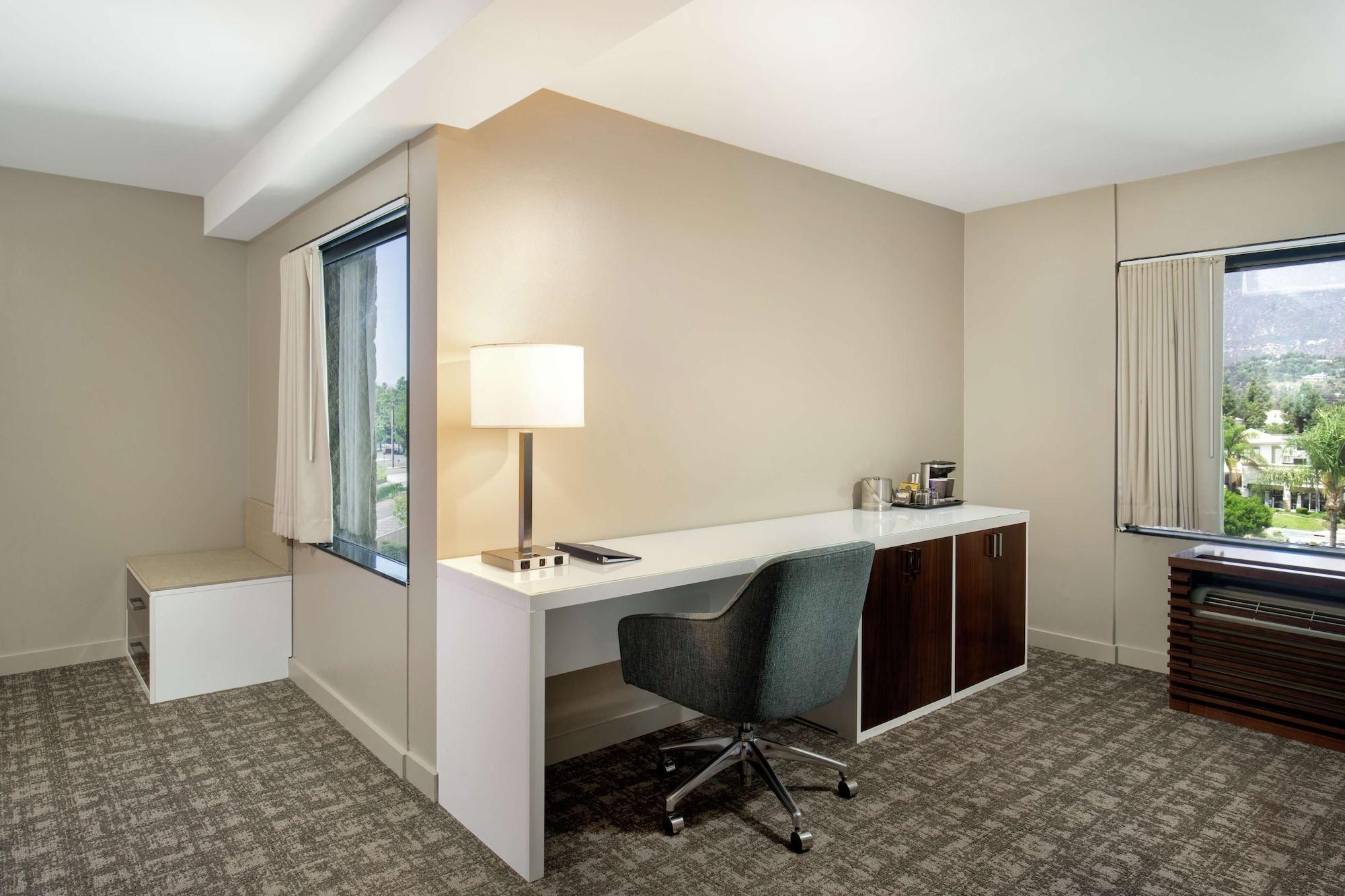 Отель Doubletree By Hilton Monrovia - Pasadena Area Экстерьер фото
