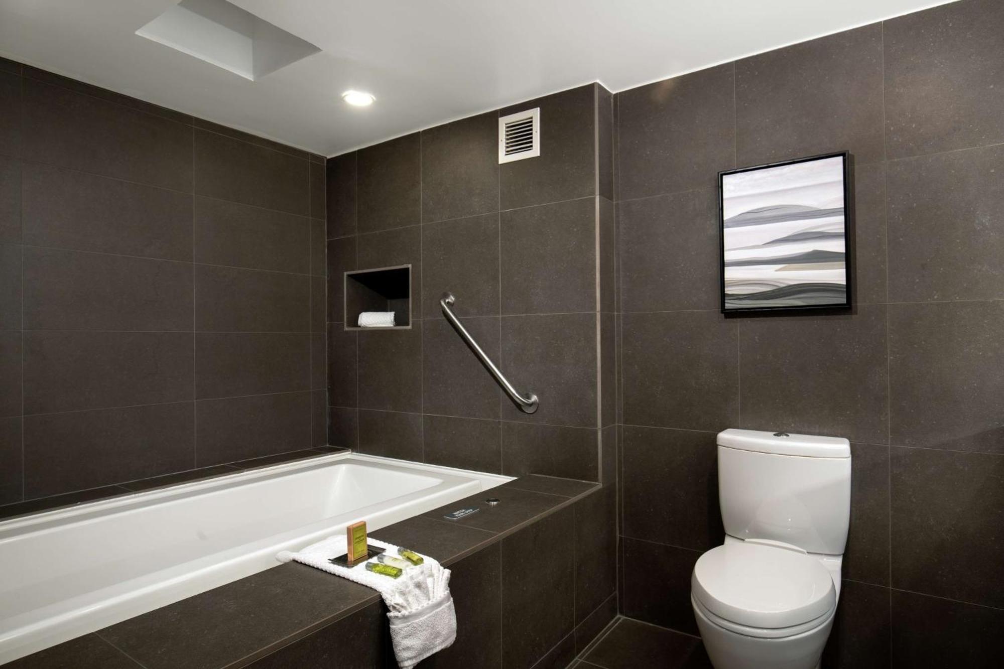 Отель Doubletree By Hilton Monrovia - Pasadena Area Экстерьер фото